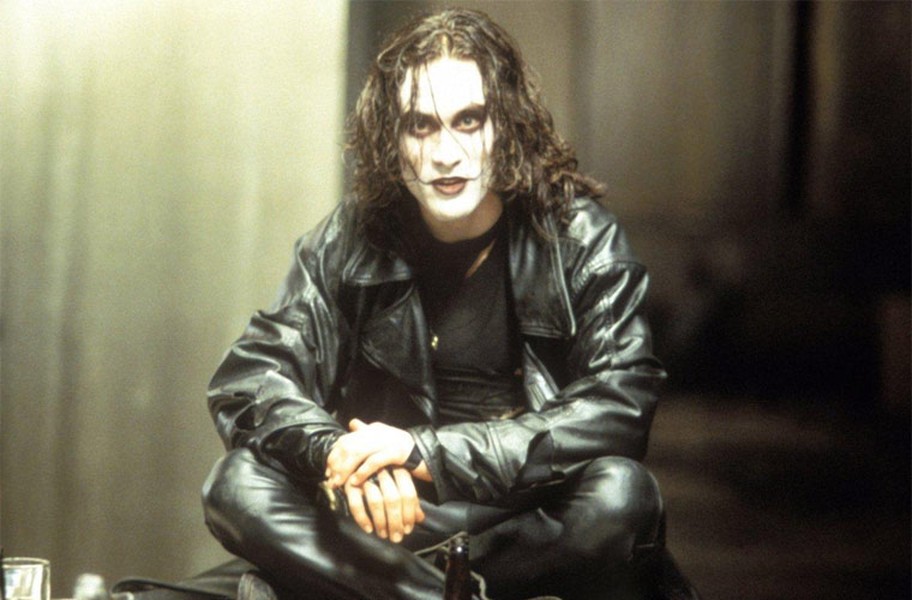 Lý Quốc Hào, con trai của Lý Tiểu Long đã bị bạn diễn bắn chết khi đóng phim Con quạ (The Crow) năm 1994. Trên phim trường Bắc Carolina hôm đó, nam diễn viên Michael Massee (vai Funboy) đã bắn một viên đạn từ khẩu súng lục ổ quay Magnum 44 được đoàn phim chuẩn bị sẵn, vào bụng của Lee. Mặc dù được đưa đi cấp cứu, nhưng Lý Quốc Hào đã tử vong bởi viên đạn đã đục thủng dạ dày anh khiến nội tạng xuất huyết. Sau tai nạn đó, Masee bị ám ảnh rất nhiều và anh bỏ hẳn nghề diễn, không bao giờ dám xem bộ phim Con quạ. Đây được coi là một trong những  tai nạn phim trường khủng khiếp nhất ở Hollywood.